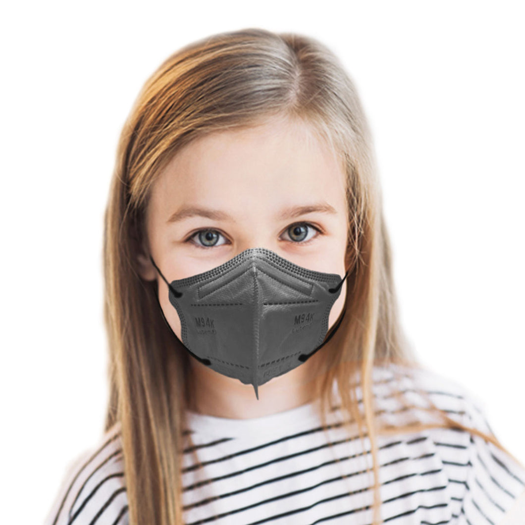 4 year old child with M94k kinder toddler face mask in gray color
